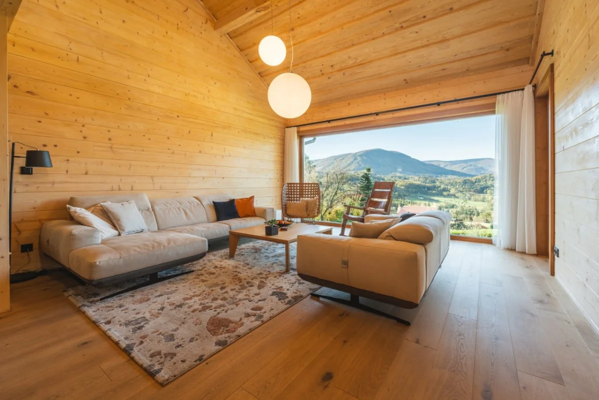 Interiér roubenky z lepeného hranolu