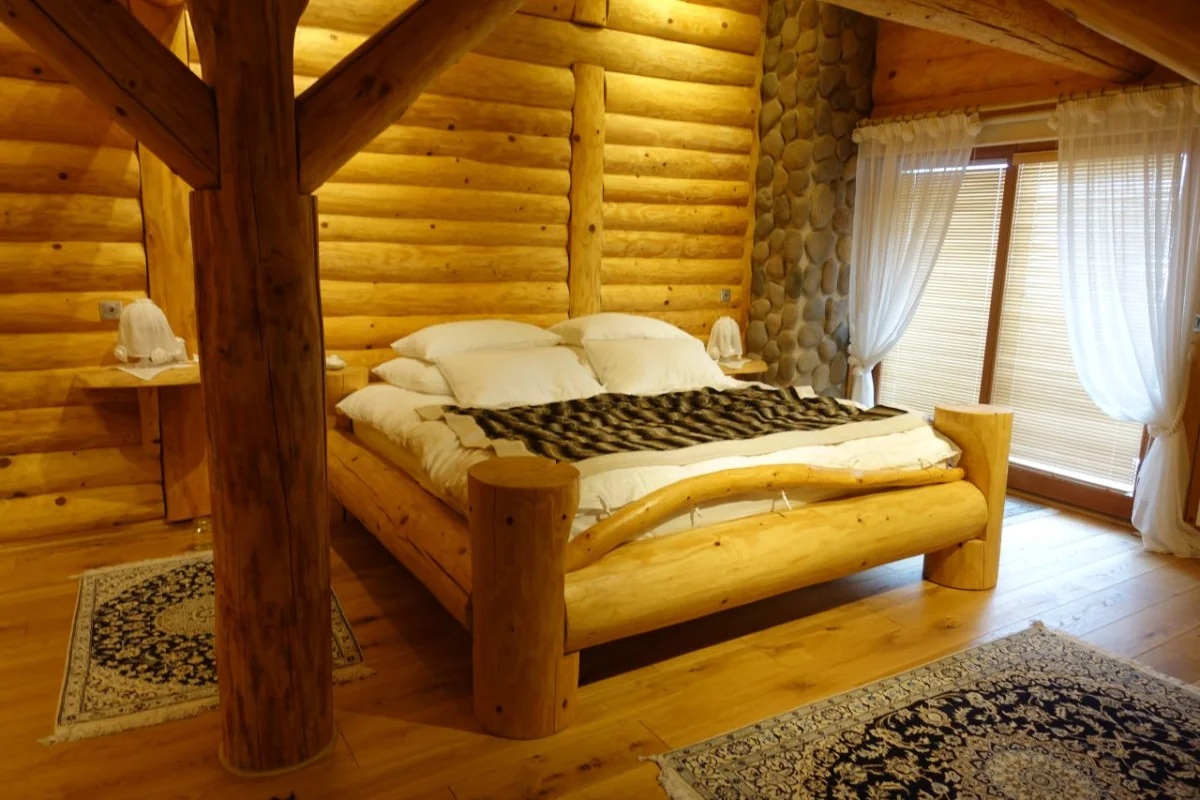 Masivní dřevěná postel z kulatiny