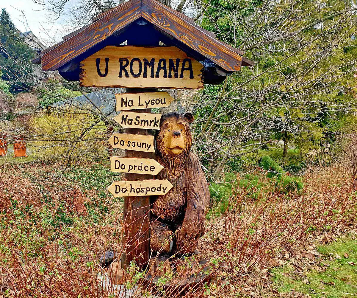 Medvěd s rozcestníkem