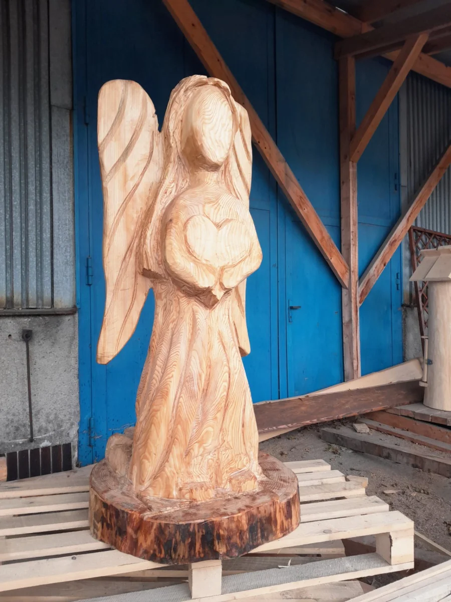 Anděl vyřezávaný