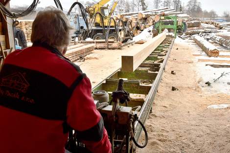 Programovatelná pásová pila s třináctimetrovou stolicí